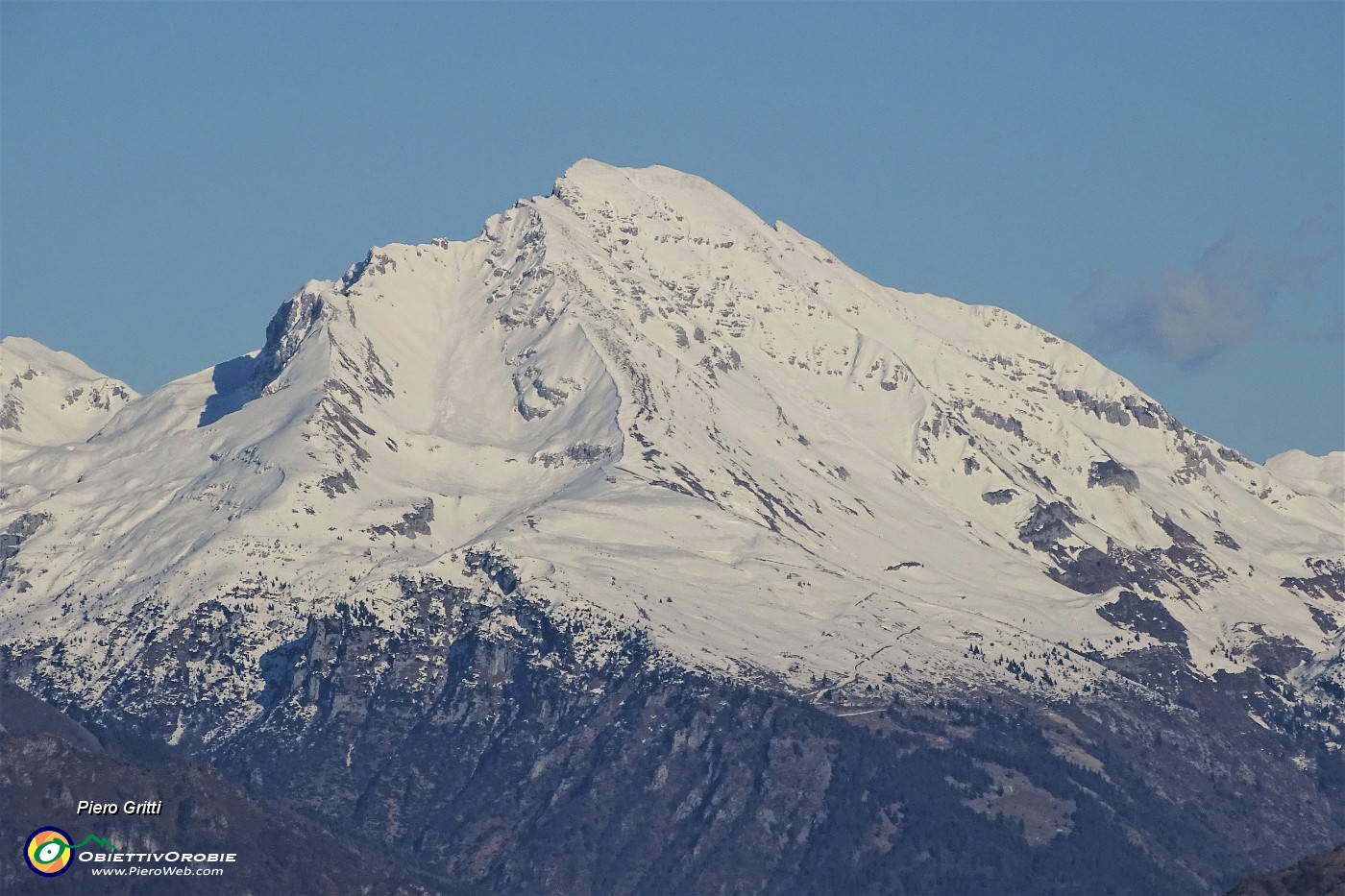 24 Zoom sul Pizzo Arera ammantato di neve.JPG